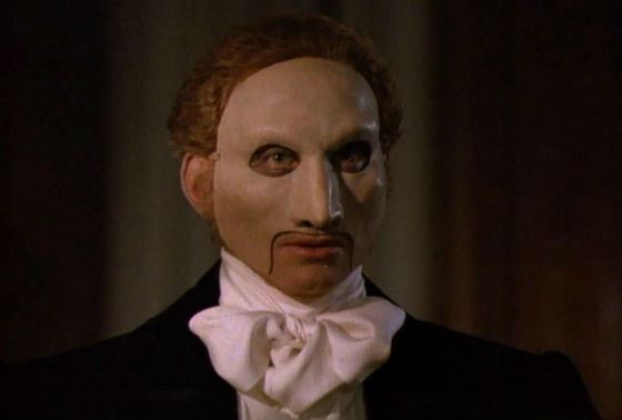 В 1990 Чарльз Дэнс сыграл Призрака оперы в одноименном телеспектакле