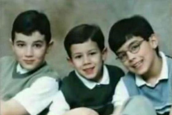 Детское фото Джо Джонаса и его братьев