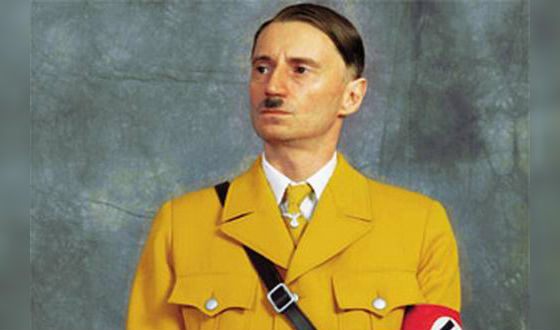 Роберт Карлайл в роли Гитлера