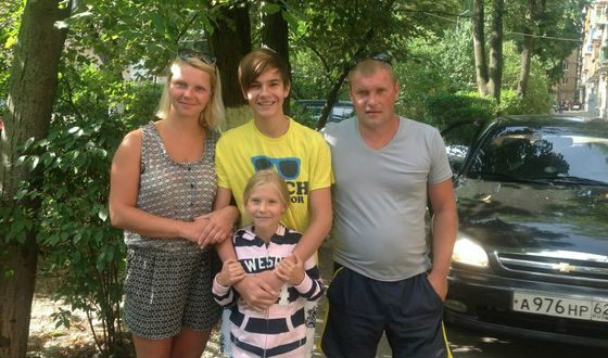 Никита Киоссе с семьей: мамой, отчимом и сестренкой