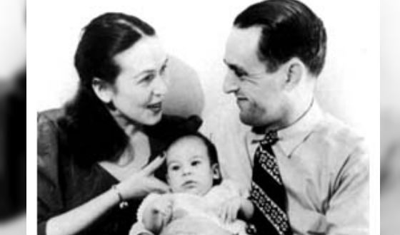 Оливер Стоун с родителями