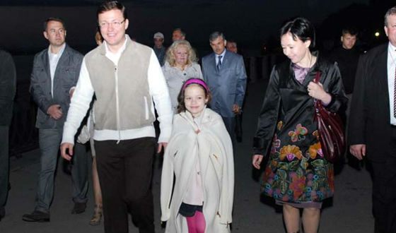 Дмитрий Азаров с женой и младшей дочерью