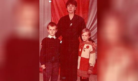 Настя Терехова (настоящее имя Настасьи Самбурской) с мамой и братом