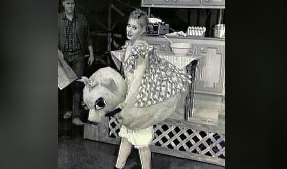 1997 год: Эми Адамс играет свинью в «обеденном театре» Миннеаполиса