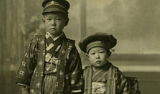 Акира Куросава и старший брат Хейго в детстве