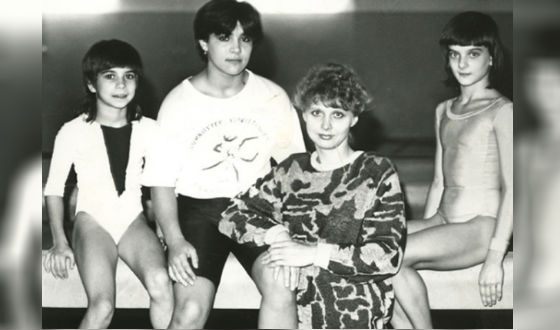 Юная Лена (справа) на занятиях в спортшколе