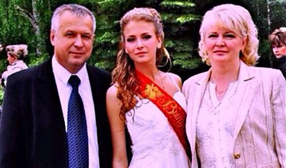 София Никитчук с родителями на школьном выпускном