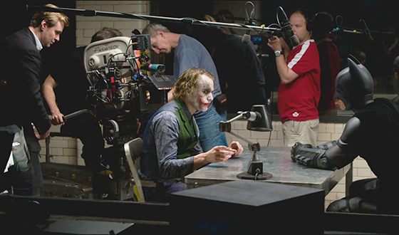Кристиан Бэйл, Хит Леджер и Кристофер Нолан на съемках фильма «Темный рыцарь»