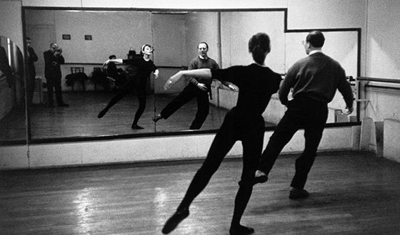 Одри Хепбёрн во время занятий балетом
