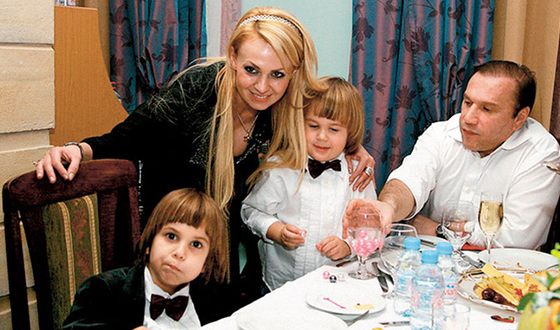 Яна Рудковская и Виктор Батурин с сыновьями