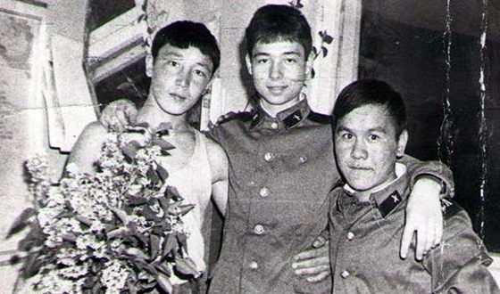 Сергей Зверев во время службы в армии (по центру)