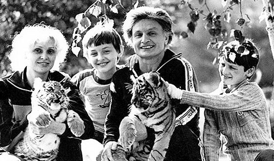 Аскольд Запашный в детстве с родителями и братом