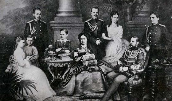 Император Александр II в кругу семьи