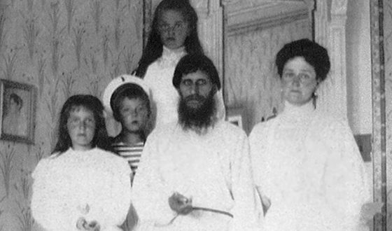 Распутин с детьми и женой Николая II