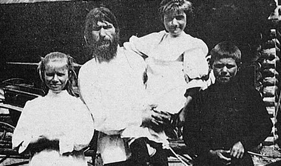 Григорий Распутин со своими детьми