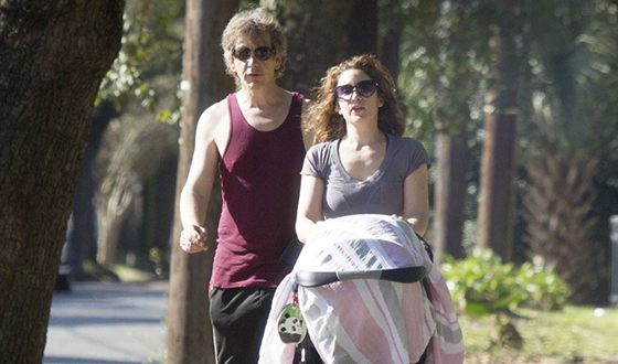 Бен Мендельсон и Эмма Форрест на прогулке с маленькой дочуркой